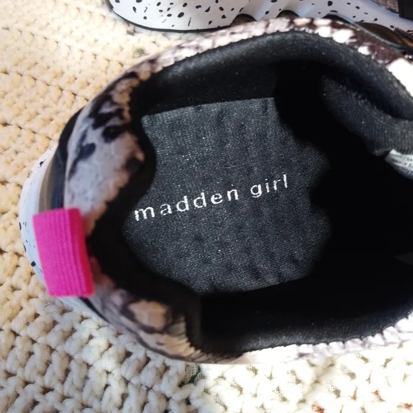 Madden Girl Black & Snake Skin Sneakers SZ 8.5 - Picture 5 of 7